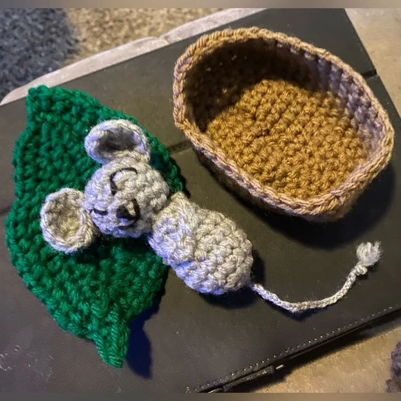 Mouse in a basket - Picture 1 of 2